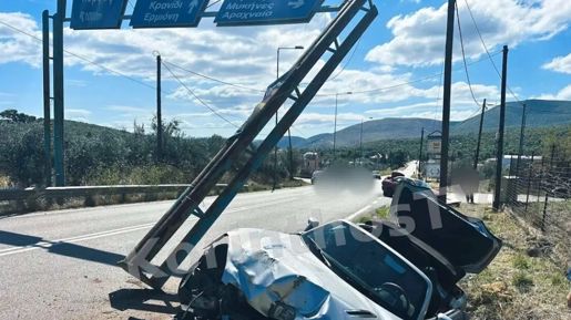 Tροχαίο στο Σοφικό: Αυτοκίνητο ξήλωσε μεταλλικό σκελετό πινακίδων
