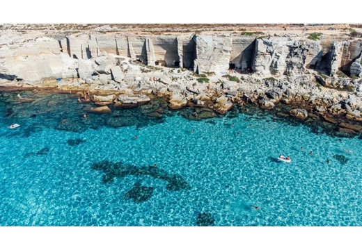 Το ιταλικό νησί που έγινε "Ιθάκη" για τον Κρίστοφερ Νόλεν μπαίνει δυνατά στο ταξιδιωτικό ραντάρ