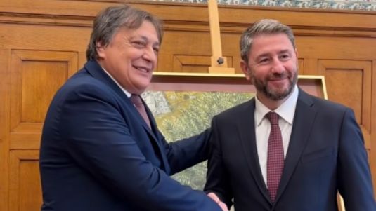 Στο ΠΑΣΟΚ ο Αλέξανδρος Αυλωνίτης - Πώς τον καλωσόρισε ο Νίκος Ανδρουλάκης στη Βουλή [βίντεο]