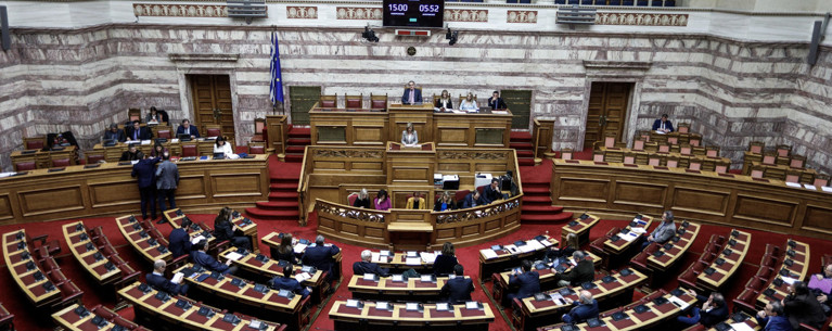 Βουλή: Σε άδεια έδρανα η συζήτηση για το νομοσχέδιο του υπ. Παιδείας