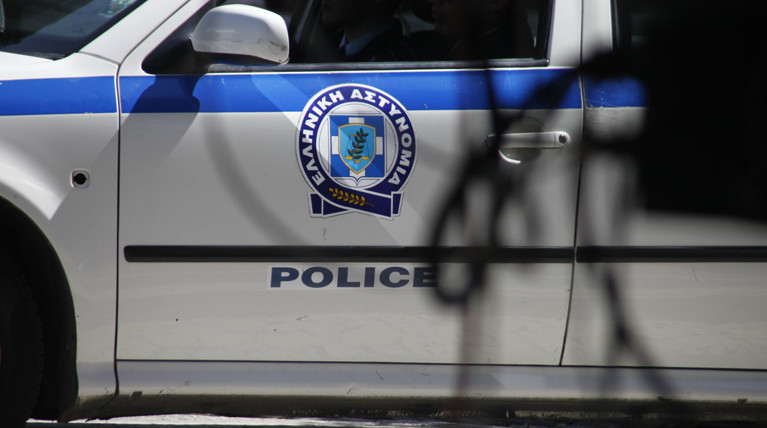Όρμησε με το... μπαλτά στο εκλογικό τμήμα και έγινε πανικός