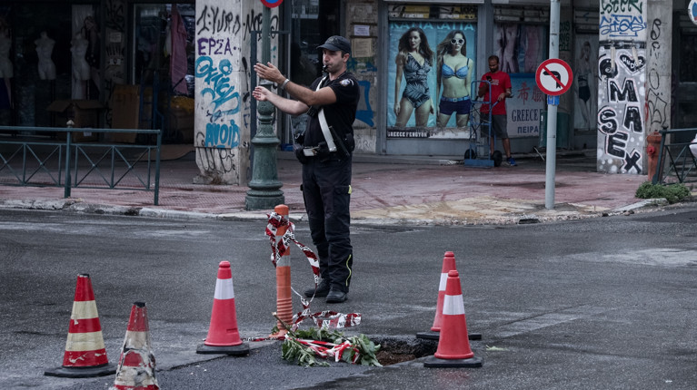 ΚΑΘΙΖΗΣΗ ΤΟΥ ΟΔΟΣΤΡΩΜΑΤΟΣ ΣΤΗΝ ΠΕΙΡΑΙΩΣ
