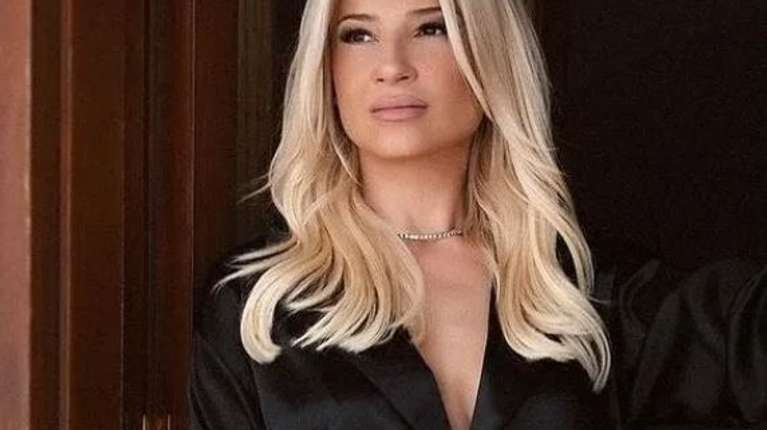 H Φαίη Σκορδά ανάμεσα στο πλήθος στη λαϊκή αγρυπνία για τον Γιώργο Μαζωνάκη