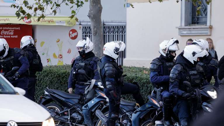 Τροχαίο με αστυνομικούς της ΔΙΑΣ στη Λεωφόρο Αθηνών: Όχημα έπεσε πάνω τους - Τραυματίστηκαν ελαφρά