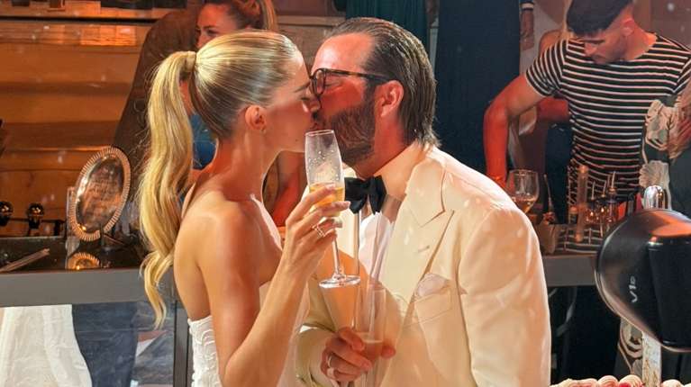 Γάμος στη high society: Το πολυτελές πάρτι στη Μύκονο με καλεσμένες Αλεξάνδρα Νίκα και Μαρίνα Βερνίκου