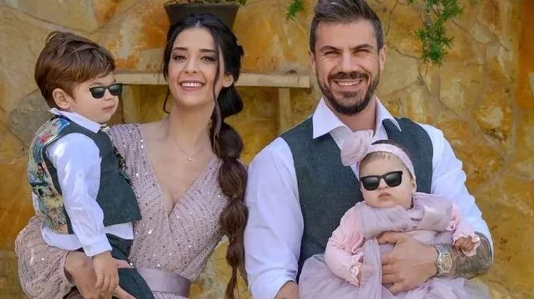 Άκης Πετρετζίκης: Μάς δείχνει για πρώτη φορά το εσωτερικό του σπιτιού του στην Αγία Παρασκευή