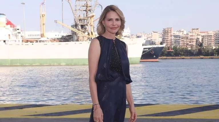 Η Τζένη Μπαλατσινού με τα viral ανατομικά σανδάλια που θα φοράς και τις πρώτες μέρες του φθινοπώρου