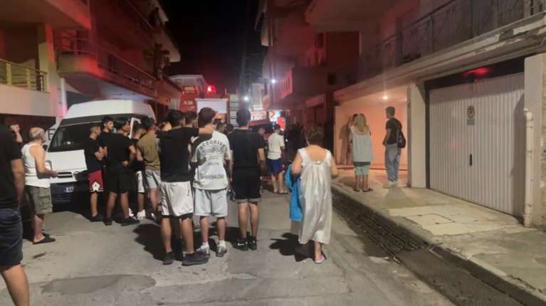 Φωτιά σε διαμέρισμα στη Σπάρτη: Ένοικοι εγκλωβίστηκαν μέσα σε καπνούς - "Κινδύνεψα για δεύτερη φορά" [βίντεο]