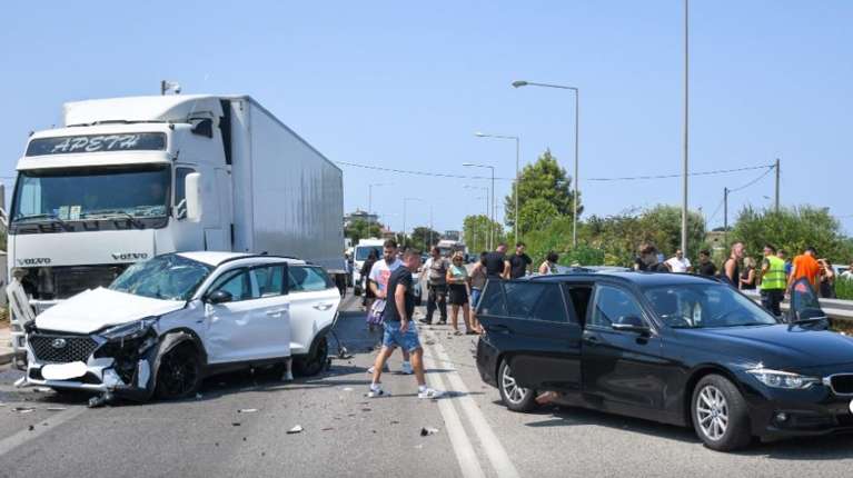 Πρέβεζα - Καραμπόλα φορτηγού με τρία ΙΧ  - Δεν είδε τον κόκκινο σηματοδότη - Οκτώ τραυματίες μεταξύ τους και παιδιά