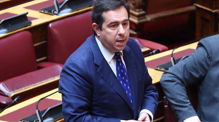 Μηταράκης για τα βιβλία με γονείς ίδιου φύλου: Διαφωνώ, αμφισβητείται η παραδοσιακή οικογένεια -Πρέπει να επαναξιολογηθεί