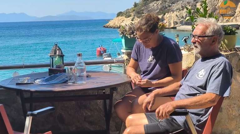 Σαλαμίνα: "Χωρίς τα ζώα μου δεν φεύγω" - Η αγωνιώδης μάχη ενός ζευγαριού όταν η φωτιά έφτασε στο σπίτι του