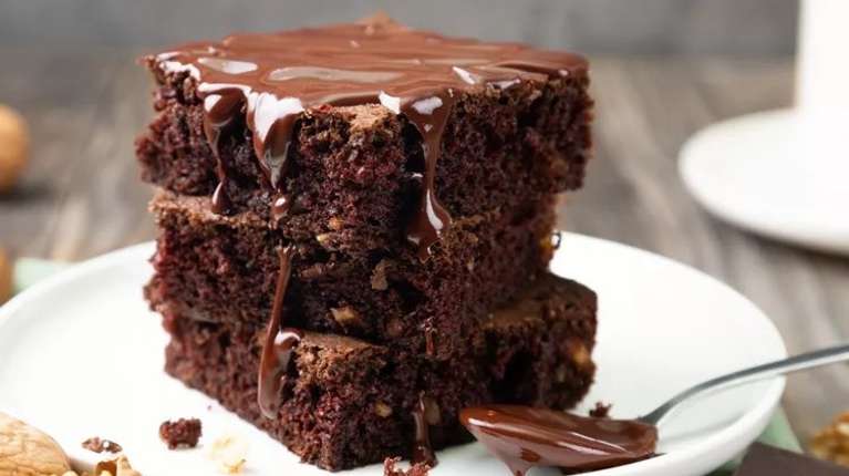 Brownie χωρίς αλεύρι και ζάχαρη με μόλις 3 υλικά