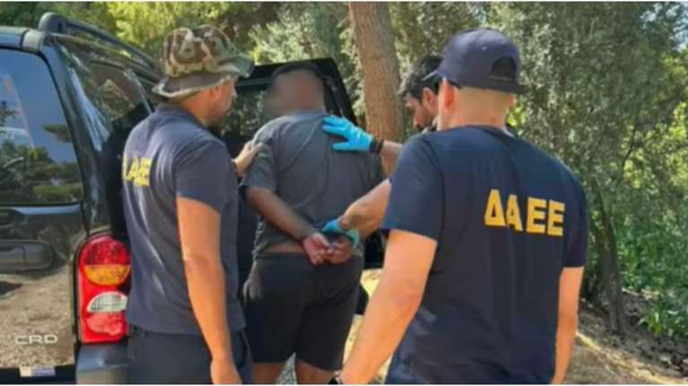 Τρεις συλλήψεις για τον εμπρησμό στο θέατρο Μπάντμιντον – Έκαιγαν καλώδια για να αφαιρέσουν τον χαλκό