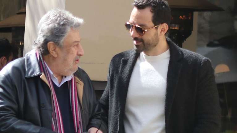 O Σάκης Τανιμανίδης με τον πατέρα του στον κήπο του πατρικού του στη Θεσσαλονίκη