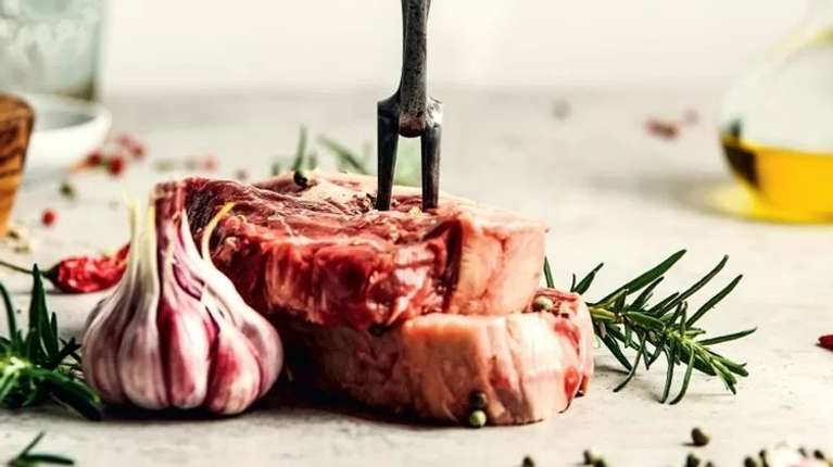 Carnivore ή μεσογειακή διατροφή; Τι λέει η επιστήμη για τις δύο δίαιτες