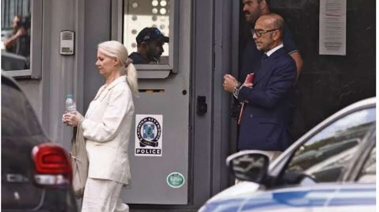 Μαζωνάκης: "Κανείς μας δεν ακουμπάει το μηχάνημα, μόνο η 56χρονη γιατρός" - Τι λέει η υπάλληλος του ιατρείου στο Κολωνάκι