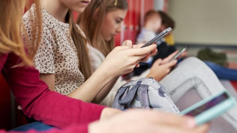 social media παιδια