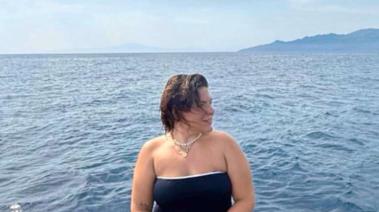 Η Δανάη Μπάρκα χαμογελά με ολόσωμο μαγιό πάνω σε σκάφος [εικόνες]