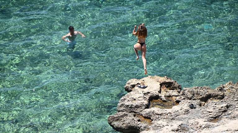 Χαλκιδική: 12χρονη παραλίγο να πνιγεί - Την έσωσαν οι φίλοι της - Συνελήφθη ο πατέρας της