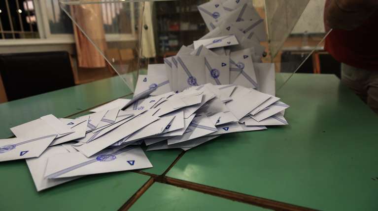 Τάσεις MRB: Στο 9,4% η διαφορά ΝΔ - ΕΛΑΣ στην πρόθεση ψήφου — Στην 3η θέση το ΠΑΣΟΚ
