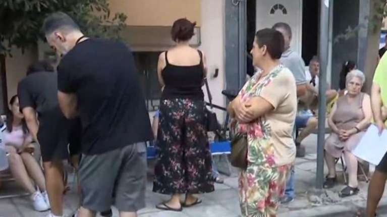 Νέες ταυτότητες: Τέλος τα ταξίδια στο εξωτερικό με τις παλιές - Ξενύχτησαν με καρέκλες και ξαπλώστρες έξω από ΑΤ