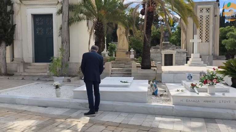 Κηδεία Μαργαρίτας Παπανδρέου: Ο Κώστας Λαλιώτης άφησε λουλούδια στους τάφους του Ανδρέα Παπανδρέου και του Κώστα Σημίτη [βίντεο]