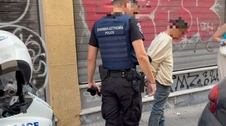 Στα "πράσα" διαρρήκτης στην Ομόνοια:  Είχε σπάσει παράθυρο αυτοκινήτου - Επ’ αυτοφώρω η σύλληψη