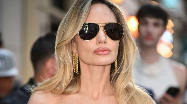 Το νέο soft cashmere blonde χρώμα που υιοθέτησε η Angelina Jolie είναι το πιο πολυτελές ξανθό