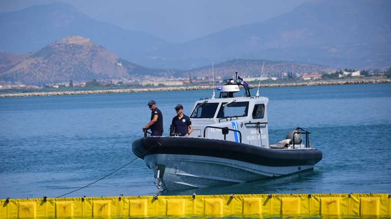 Συναγερμός στη Μύκονο: Φωτιά σε οχηματαγωγό πλοίο με 29 επιβαίνοντες