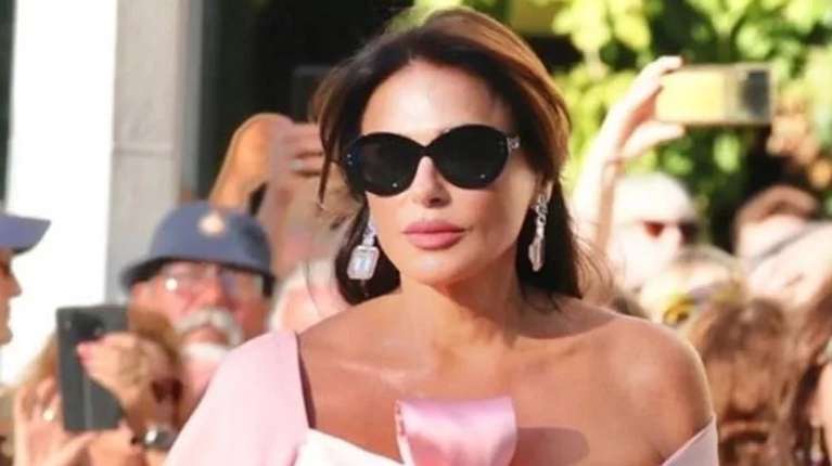 Με κατακόκκινο δαντελένιο φόρεμα στο Island: Η Σίλια Κριθαριώτη ήταν η πρωταγωνίστρια της βραδιάς
