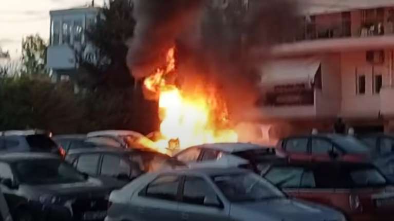 Θεσσαλονίκη: Κάηκαν τρία σταθμευμένα αυτοκίνητα - Φωτιά και σε εν κινήσει φορτηγό [βίντεο]