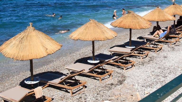 Βουλιαγμένη: "Της λέει 'άσε τες κάτω κ...' και σηκώνεται και τη χτυπάει" -Τι λέει ο 76χρονος για τον 82χρονο