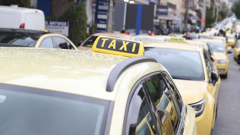 Ταξί: Αυξάνονται οι χρεώσεις από και προς τα αεροδρόμια σε Αθήνα και Θεσσαλονίκη -Δείτε τις νέες τιμές