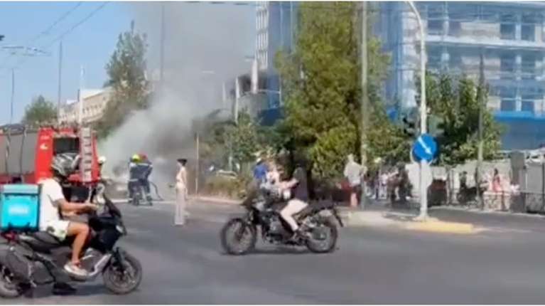 Φωτιά σε όχημα στη Λεωφόρο Αλεξάνδρας - Μποτιλιάρισμα στο ρεύμα προς Κηφισίας