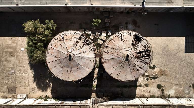 Πως οι παλιές (από το 1920) δεξαμενές σταφίδας και κρασιού μετατράπηκαν σε πολυτελές ξενοδοχείο της Κουρούτας