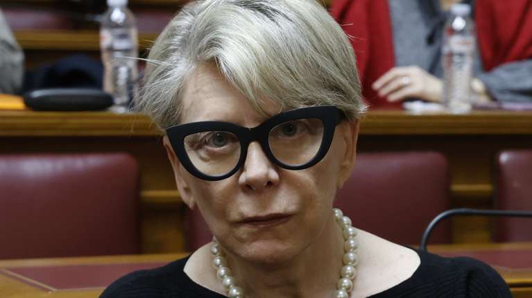 Γιατί δεν ψηφίζουν την Ακρίτα για Αντιπρόεδρο της Βουλής - "Γιατί έχει τον ακράτητο και ξέρει μόνο να τσακώνεται"