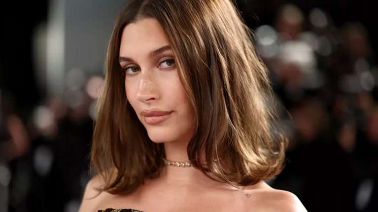 Η Hailey Bieber αποκάλυψε τη θεραπεία προσώπου που κάνει και της χαρίζει λαμπερή επιδερμίδα
