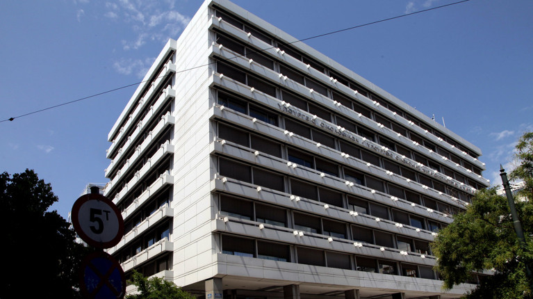 Περικοπές 2 δισ. δαπανών στο α’ τετράμηνο και πλεόνασμα 2,1 εκατ. ευρώ