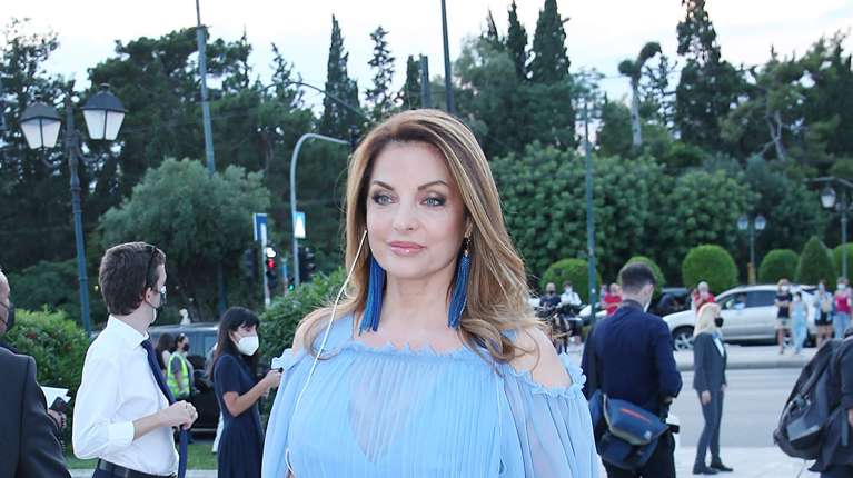 Άντζελα Γκερέκου: Με chic καφτάνι σε παρουσίαση του βιβλίου της στο Λιστόν - Στο πλευρό της η μητέρα της