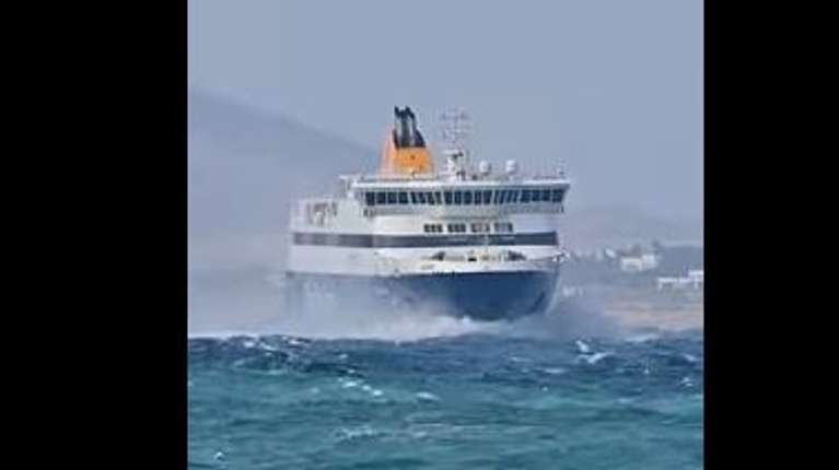 Κακοκαιρία: Η "μάχη" του Blue Star Naxos με τα κύματα - Ριπές 62 χλμ. την ώρα - Παραμένει το απαγορευτικό απόπλου
