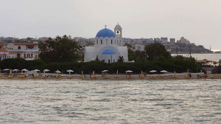 Αγκίστρι: Δύο άνδρες έριχναν πράσινα λύματα εργοταξίου σε αυλάκι που καταλήγει στη θάλασσα
