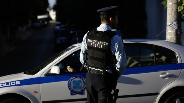 Eδεσαν 93χρονο & οικιακές βοηθούς και 'σήκωσαν' χρηματοκιβώτιο με λίρες