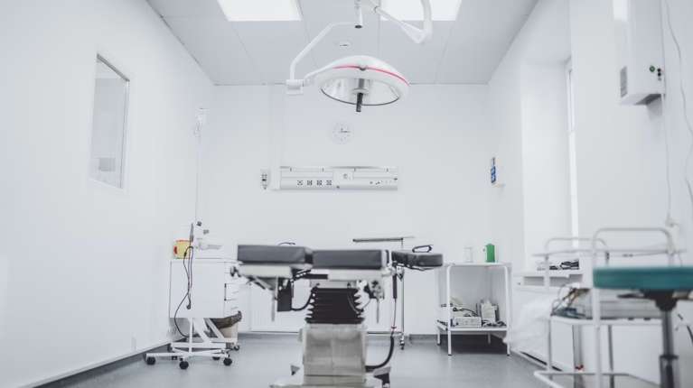 Εισαγγελική έρευνα μετά τις καταγγελίες Κωνσταντινίδη για τη σύζυγό του που πέθανε από καρκίνο των ωοθηκών