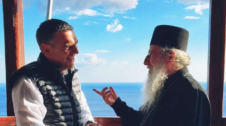 Χοντρή "καζούρα" στα social media για την επίσκεψη Τσίπρα στο Αγιον Ορος - "Και βουδιστής θα γίνει για να μαζέψει ψήφους"