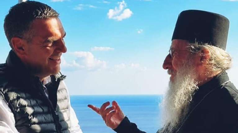 Χοντρή "καζούρα" στα social media για την επίσκεψη Τσίπρα στο Αγιον Ορος - "Και βουδιστής θα γίνει για να μαζέψει ψήφους"