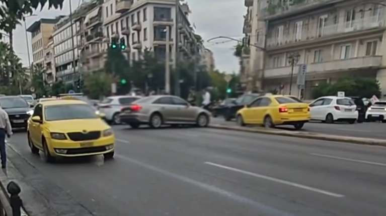 Εκτροπή αυτοκινήτου στη Βασιλίσσης Σοφίας: Χτύπησε σε κολόνα - Διεκόπη η κυκλοφορία στην αριστερή λωρίδα