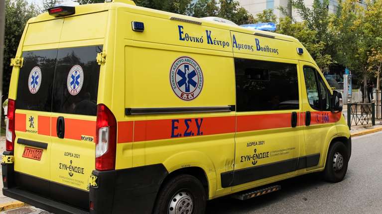 Σύρος: 72χρονος τραυματίστηκε σοβαρά όταν το αμάξι που έπλενε κινήθηκε ξαφνικά και τον παγίδευσε [εικόνα]