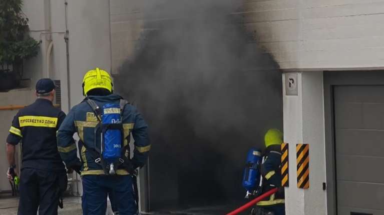 Ακρόπολη: Φωτιά με εκρήξεις σε υβριδικό όχημα μέσα σε πάρκινγκ - Ορατός ο καπνός από το Παναθηναϊκό Στάδιο [βίντεο]
