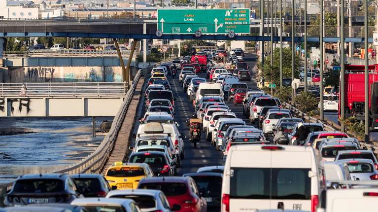 Κίνηση στους δρόμους: "Έμφραγμα" στον Κηφισό λόγω καραμπόλας οχημάτων - "Ουρά" 11χλμ. προς Πειραιά