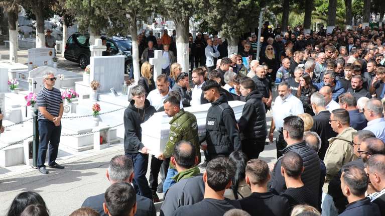 Σπαραγμός στην Καβάλα: Λαοθάλασσα στην κηδεία του 16χρονου ποδοσφαιριστή που σκοτώθηκε στη Θάσο [εικόνες]